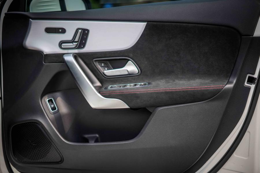 Детали интерьера Mercedes-AMG A35 4Matic Sedan (V177) 2019 года  (MY) (фото 8 из 9)